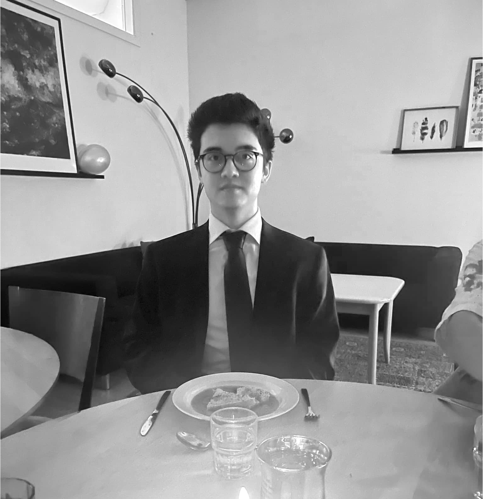 Emil Pellsäter ätandes en näringsrik soppa inför kvalet